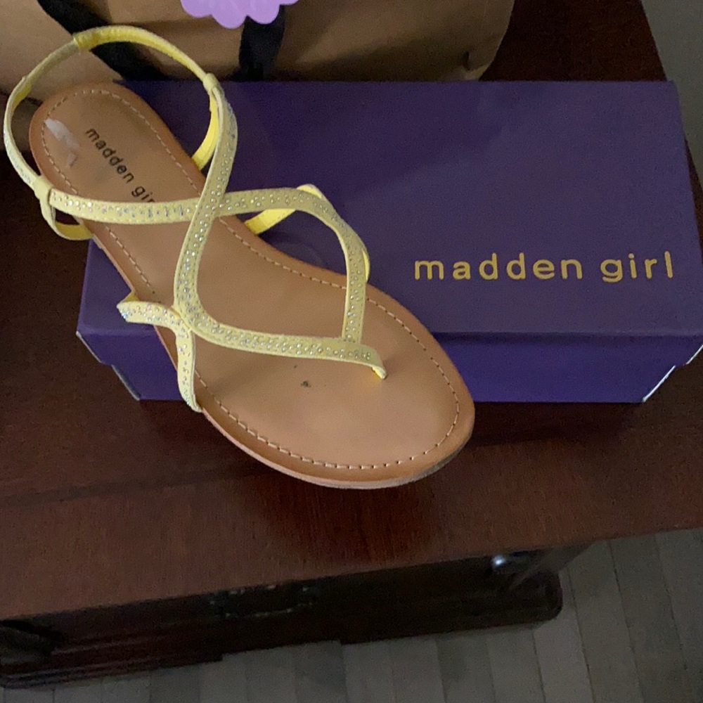 Yellow flat sandal.